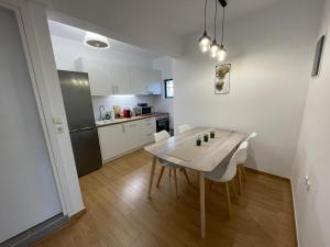 eine Küche und ein Esszimmer mit einem Tisch und Stühlen in der Unterkunft Nala's Apartment II in Nafplio