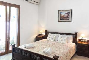 Villa Maro tesisinde bir odada yatak veya yataklar