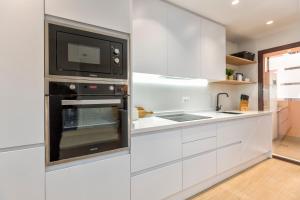 A kitchen or kitchenette at iloftmalaga SkyGarden