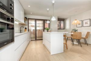 A kitchen or kitchenette at iloftmalaga SkyGarden