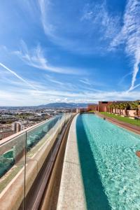 Piscina de la sau aproape de iloftmalaga SkyGarden