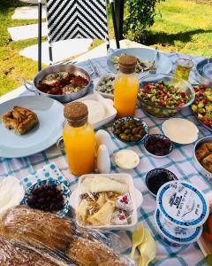 een tafel met veel eten en drinken erop bij בלקוני לחוף דור in Dor