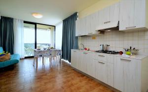 Køkken eller tekøkken på Appartamenti Oasi