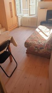 um quarto com uma cama, uma secretária e uma mesa em Joli Studio Chamechaude em Saint-Pierre-de-Chartreuse