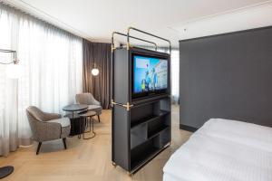 Hotel Schillerhof, Weimar的电视和/或娱乐中心