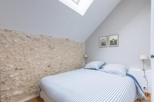 מיטה או מיטות בחדר ב-Le petit Saint Léger