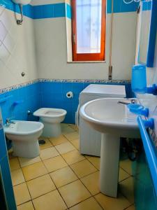 baño con 2 aseos y lavamanos en A Levante en Ascea