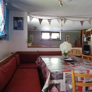 sala de estar con mesa y sofá rojo en Bela apartment, en Belá