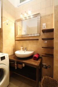 A bathroom at Broadway Downtown Deluxe Budapest