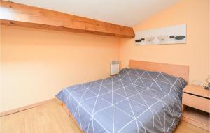 Säng eller sängar i ett rum på 2 Bedroom Pet Friendly Home In Cessenon Sur Orb