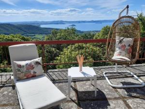 un par de sillas sentadas en un balcón con vistas en Belvedere del Lago, en Montefiascone