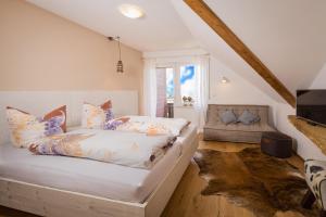 ein Schlafzimmer mit einem Bett und einem Fenster im Dachgeschoss in der Unterkunft B&B Fischerstüble - adults only in Hagnau