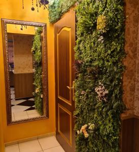 une porte avec un mur vert à côté d'un miroir dans l'établissement Garni Hotel & Spa Nicolo, à Kruševac