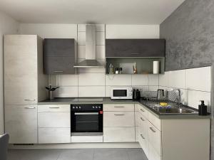A kitchen or kitchenette at Moderne Studios im Herzen von Osnabrueck I home2share