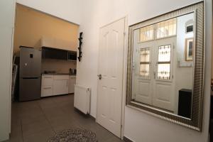 A kitchen or kitchenette at Broadway Downtown Deluxe Budapest