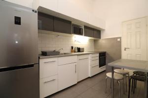 A kitchen or kitchenette at Broadway Downtown Deluxe Budapest