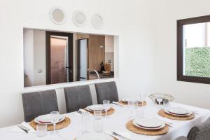 Reštaurácia alebo iné gastronomické zariadenie v ubytovaní Villa Diamante 2 Golf Private Pool Caleta de Fuste By Holidays Home