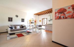 un soggiorno con un divano e un tavolo di 2 Bed-Sleeps 6-AirCon-Town Centre-Free Parking a Montagnana