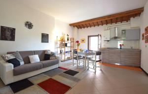 un soggiorno con divano e cucina di 2 Bed-Sleeps 6-AirCon-Town Centre-Free Parking a Montagnana Altre 16 foto