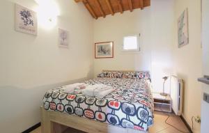 een slaapkamer met een bed met een dekbed erop bij Cosy Apartment in the heart of the medioeval Walls in Montagnana