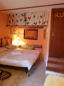 ein Hotelzimmer mit 2 Betten und einem TV in der Unterkunft Cosy Studio Apartment between Rome and ski resort in Collepardo