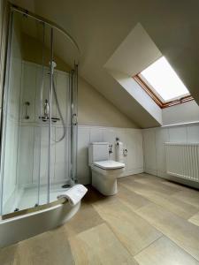 a bathroom with a glass shower and a toilet at Zajazd Arkadia in Siemiatycze