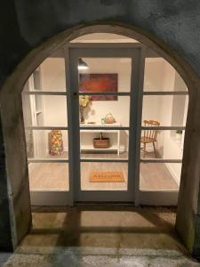 eine gewölbte Tür in einem Zimmer mit einem Tisch in der Unterkunft Town house in ideal location central Enniskillen in Enniskillen