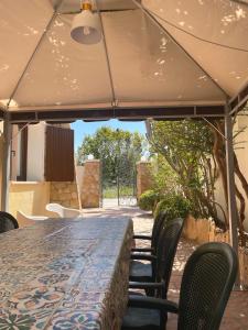 una mesa y sillas sentadas bajo una tienda en Villa Sofia, en Lampedusa