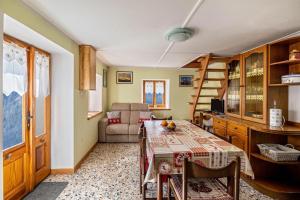 - un salon avec une table et un canapé dans l'établissement Casa Comero, à Trasquera
