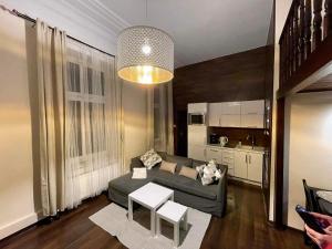 Łóżko lub łóżka w pokoju w obiekcie Honey Apartment - LoftAffair