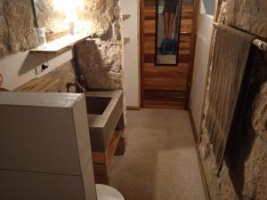Baño pequeño con lavabo y aseo en Punto Verde Ecological house, en Montañita