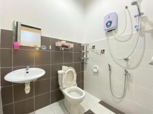a bathroom with a shower and a toilet and a sink at D' Niice Garden 2 Bukit Indah 7 Mins Legoland in Johor Bahru +11 photos