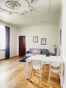 uma sala de estar com uma mesa e um sofá em aday - Frederikshavn City Center - Luxurious room em Frederikshavn