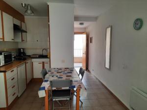 Kuchyňa alebo kuchynka v ubytovaní Castell Joncar,30 M de la playa, 1era linea de mar, vista al mar
