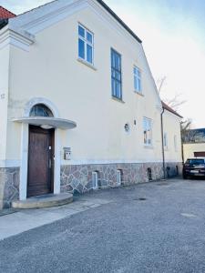 un edificio blanco con una puerta a un lado en aday - Frederikshavn City Center - Room 2, en Frederikshavn