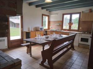 a kitchen with a table with glasses on it at LE PETIT FROUAS NORD in Vielle-Saint-Girons