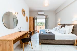 Postel nebo postele na pokoji v ubytování Koulouris Apartments & Studios + 117 fotografií