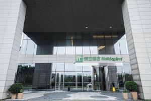 长沙大王山假日酒店的门面或入口