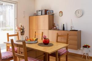 Kuchyň nebo kuchyňský kout v ubytování Modern apt with terrace 4 min walk to the beach