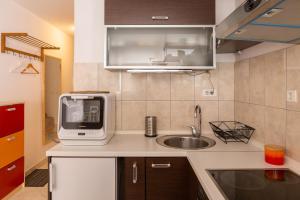 Kuchyň nebo kuchyňský kout v ubytování Modern apt with terrace 4 min walk to the beach