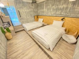 Giường trong phòng chung tại Tainanwow