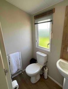 Koupelna v ubytování 2 Bed - Sleeps 6 - 15min Walk to Beach + 17 fotografií