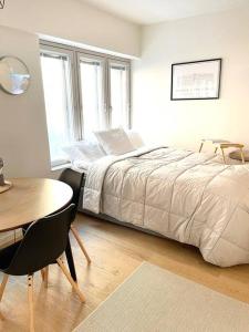 een slaapkamer met een bed en een tafel met stoelen bij Ihana huoneisto Turun Kakolassa in Turku