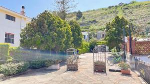 un jardín con dos puertas con plantas. en Casa sulla Spiaggia- Mortelle, en Messina