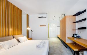 Giường trong phòng chung tại Lindos View Hotel