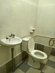 un baño con inodoro y lavabo en Juara Cottage, en Tioman Island