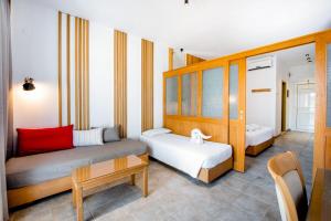 Giường trong phòng chung tại Lindos View Hotel