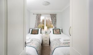 Katil atau katil-katil dalam bilik di 2-Bed Cottage with Hot Tub at Loch Achilty NC500