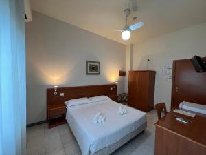 Ένα ή περισσότερα κρεβάτια σε δωμάτιο στο Hotel Adriatico