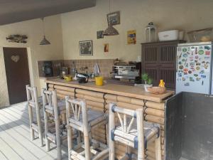 Köök või kööginurk majutusasutuses Bastide du Bonheur Saint Donat